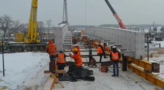 Kładka w Sulejowie gotowa do montażu na podporach
