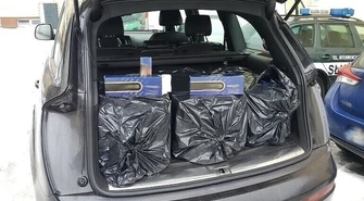 Dwa tysiące paczek nielegalnych papierosów w bagażniku audi