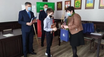 Literacko i plastycznie pokazali co wiedzą o powiecie