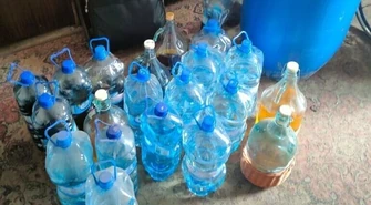 Policjanci zatrzymali bimbrownika. Miał 100 litrów nielegalnego alkoholu