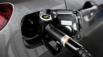 Rozbieżne prognozy analityków ws. cen paliw na stacjach przed Wielkanocą