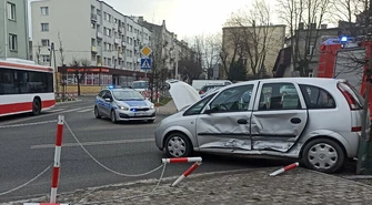 Wypadek z udziałem dwóch osobówek przy Piastowskiej. Kobieta w szpitalu
