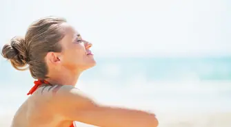 Jak chronić się przed promieniowaniem UV i zniwelować uczulenie na słońce?