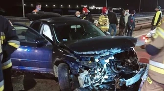 Osobówka wjechała w bariery na S8