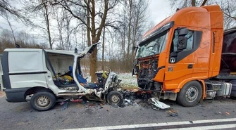 W zderzeniu vana z tirem zginęły dwie osoby