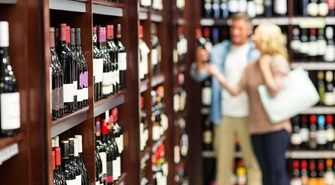 Sterroryzowali ekspedienta i okradli sklep monopolowy