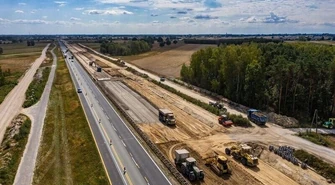 W Woli Krzysztoporskiej przejdziemy kładką nad A1