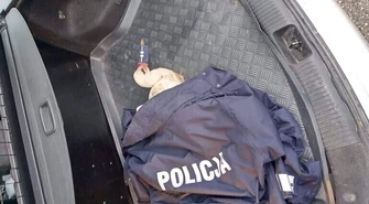 Policjanci uratowali rannego bociana