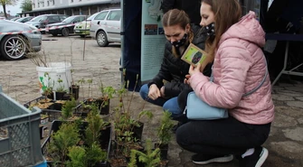 Po sadzonki drzew oraz nasiona ustawiła się kolejka chętnych