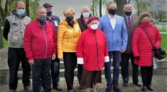 Narodowy Dzień Zwycięstwa. Lewica złożyła kwiaty pod pomnikiem