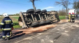 Wywróciła się naczepa z nieczystościami
