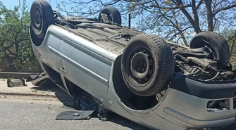 Dachowanie samochodu osobowego w Sulejowie (ZDJĘCIA)