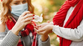 COVID-19: Ponad dwa razy więcej nowych ozdrowieńców niż zakażonych