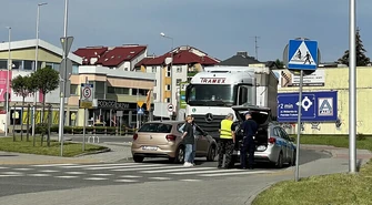 Osobówka zderzyła się z tirem na rondzie sulejowskim