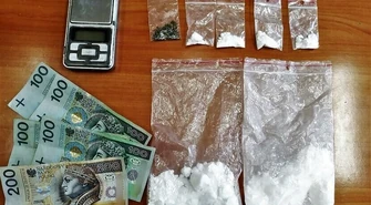 26-latek z narkotykami w rękach policjantów