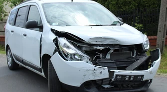 Kolizja z udziałem mercedesa i dacii