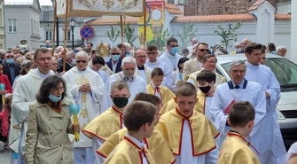 Procesje na ulicach miasta. Boże Ciało w Piotrkowie