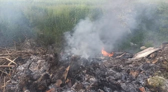 Strażacy z Piotrkowa i regionu walczyli z pożarem dzikiego wysypiska