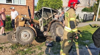 Wypadek w gminie Wolbórz. Ranny kierowca ciągnika rolniczego