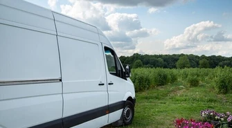 Pod nieobecność szefa, jeździł jego busem