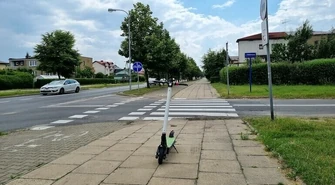 Elektryczne hulajnogi parkowane byle jak