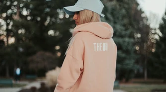 Czapki z nadrukiem. Idealny gadżet reklamowy na lato?