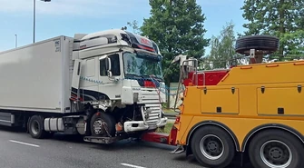 Kolizja dwóch samochodów na ul. Miast Partnerskich