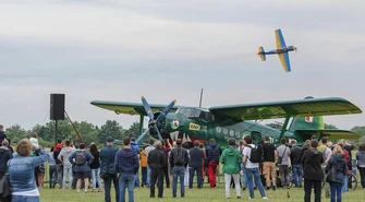 Piotrkowianie liczne bawili się na lotnisku(Galeria)