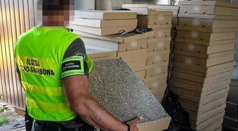 Policjanci przechwycili 1,5 mln papierosów, broń i amunicję. Trzy osoby zatrzymane