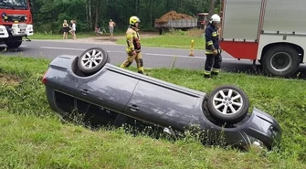 Podróż zakończyli w rowie