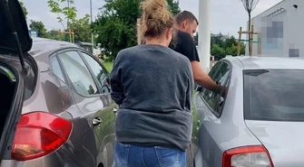 Policjanci wydostali dziecko z zatrzaśniętego auta