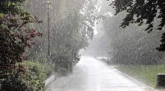 Synoptyk IMGW: poniedziałek burzowy; możliwy grad i wiatr do 80 km/h