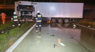 Ciężarówka całkowicie zablokowała drogę S8 w kierunku Katowic