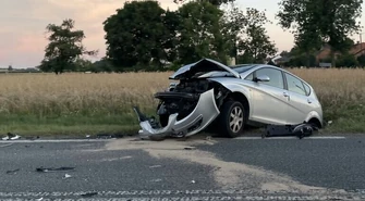 Korki na trasie Bełchatów - Piotrków po zderzeniu TIR-a z osobówką (zdjęcia)