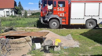 Chciała pomóc wnuczce. Seniorka utknęła w studni