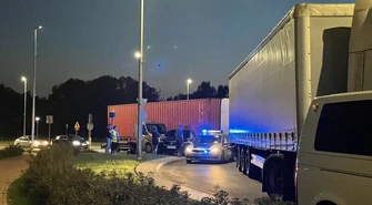 Osobówka zderzyła się z tirem na rondzie sulejowskim