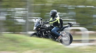 Motocykliści szaleją na ulicach Piotrkowa. Niektórzy kierowcy aut nie chcą być gorsi