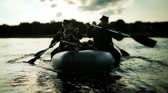 Terytorialsi na przeprawie wodnej