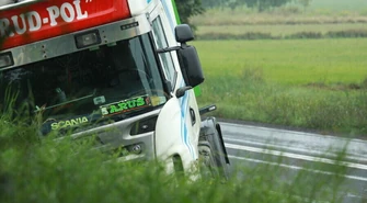 W Korytnicy ciężarówka wjechała do rowu