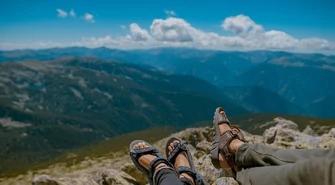 Jakie buty zabrać ze sobą na aktywne wakacje? Wybieramy sandały turystyczne