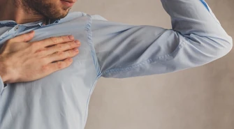 Zmagasz się z nadpotliwością? Zobacz, co może być przyczyną