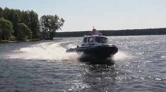 Wpadł na mieliznę. Pomogli policjanci