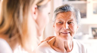 Praca w opiece seniora &#8211; czy to się opłaca?