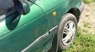 Złodziej nie mógł odjechać autem, więc je przepchnął