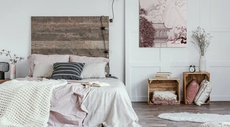 Sypialnia w stylu rustykalnym &#8211; jakie ozdoby na ścianę?