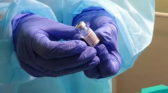 Premier: osoby po 50. roku życia i medycy będą mogli otrzymać trzecią dawkę szczepionki