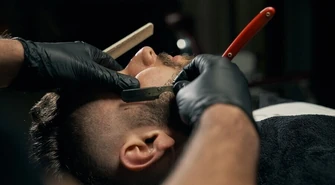 Panowie zapuszczają brody, a panie robią... tatuaże