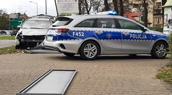 Pijany 23-latek zakończył jazdę na znaku drogowym