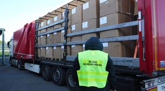 Niemal 11 ton kontrabandy w naczepie mercedesa