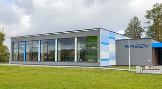 Basen w Sulejowie już działa. Burmistrz oprowadzał po nim mieszkańców (zdjęcia)